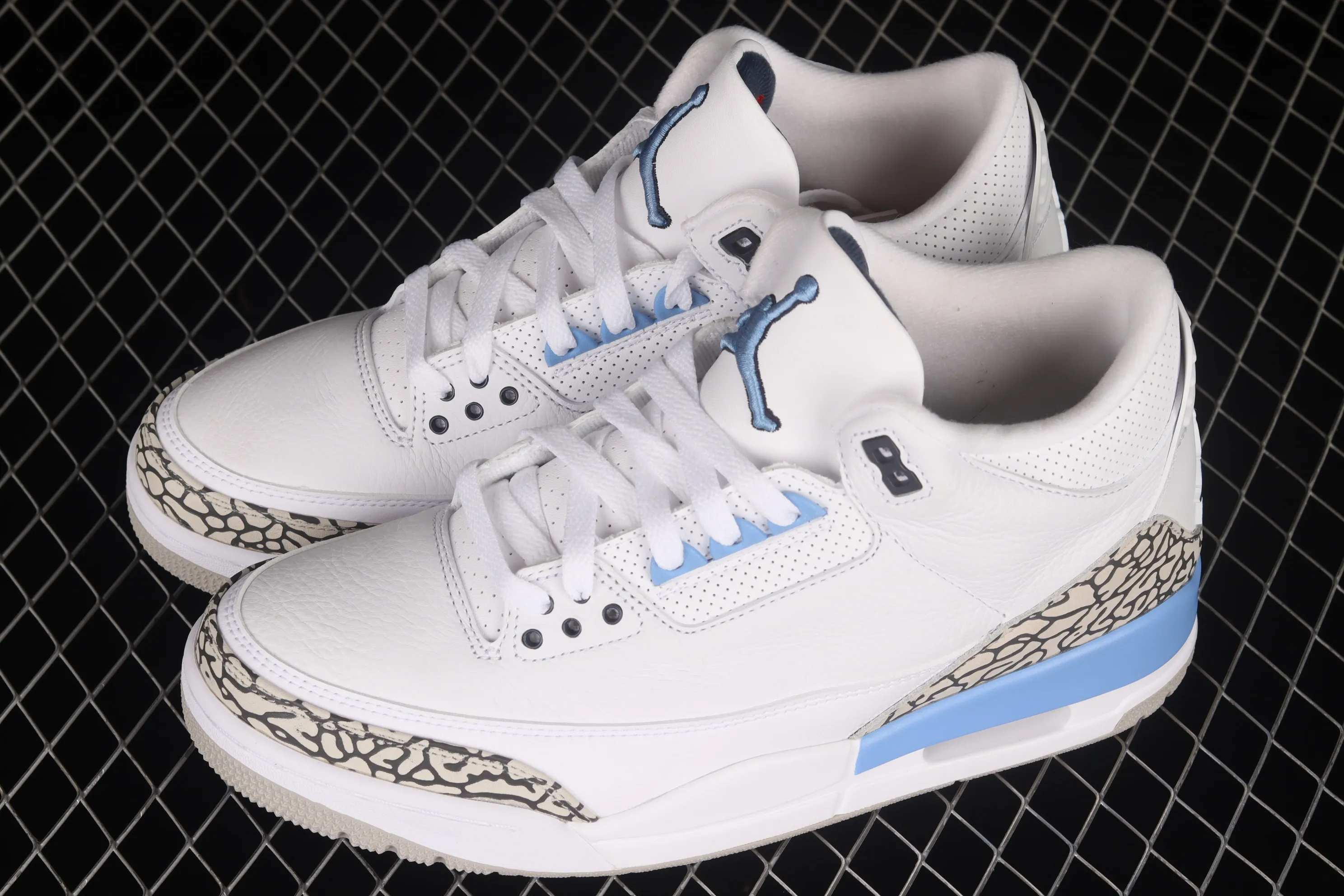 All categories Air Jordan Jordan series basketball shoes Air Jordan 3 foreign trade version Air Jordan 3 UNC AJ3 Joe 3 North Carolina blue white burst blue crack mid-basketball sneakers CT8532-104